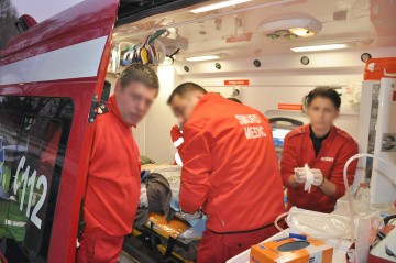 Proiectată cu maşina în zidul unui imobil! Cum a fost posibil